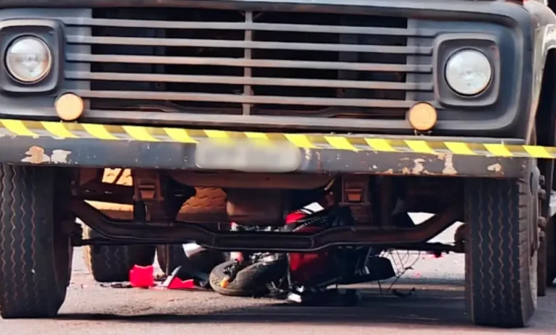 Uma jovem ficou gravemente ferida após colisão entre bicicleta elétrica e caminhão em Palmital. Confira os detalhes desta ocorrência local.