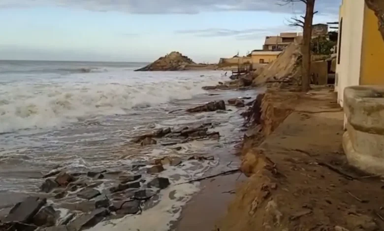 Conheça a história de Atafona, o distrito fluminense que desaparece gradualmente sob a força do Oceano Atlântico em um fenômeno climático preocupante.