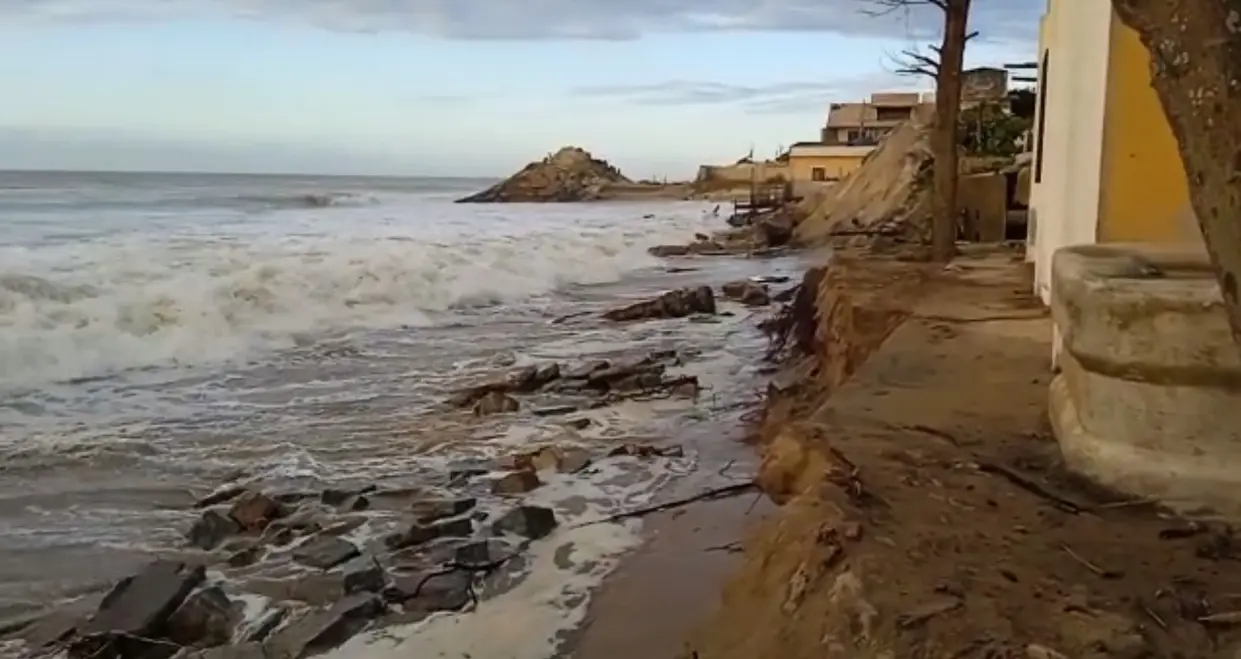 Conheça a história de Atafona, o distrito fluminense que desaparece gradualmente sob a força do Oceano Atlântico em um fenômeno climático preocupante.
