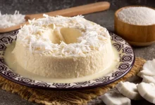 Aprenda a fazer um delicioso bolo de tapioca que não vai ao forno. Uma receita rápida, cremosa e refrescante para qualquer ocasião. Confira o passo a passo!