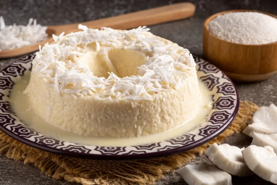 Aprenda a fazer um delicioso bolo de tapioca que não vai ao forno. Uma receita rápida, cremosa e refrescante para qualquer ocasião. Confira o passo a passo!
