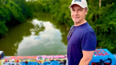 A morte prematura da filha de Chad Lowe, aos 13 anos, acende um alerta global sobre a saúde mental de adolescentes. Entenda o apelo urgente da família.