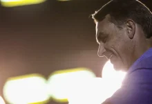 Flávio Bolsonaro rebate acusações sobre uso de jatinho ligado a Vorcaro e sugere que Alexandre de Moraes também teria utilizado a aeronave. Confira!