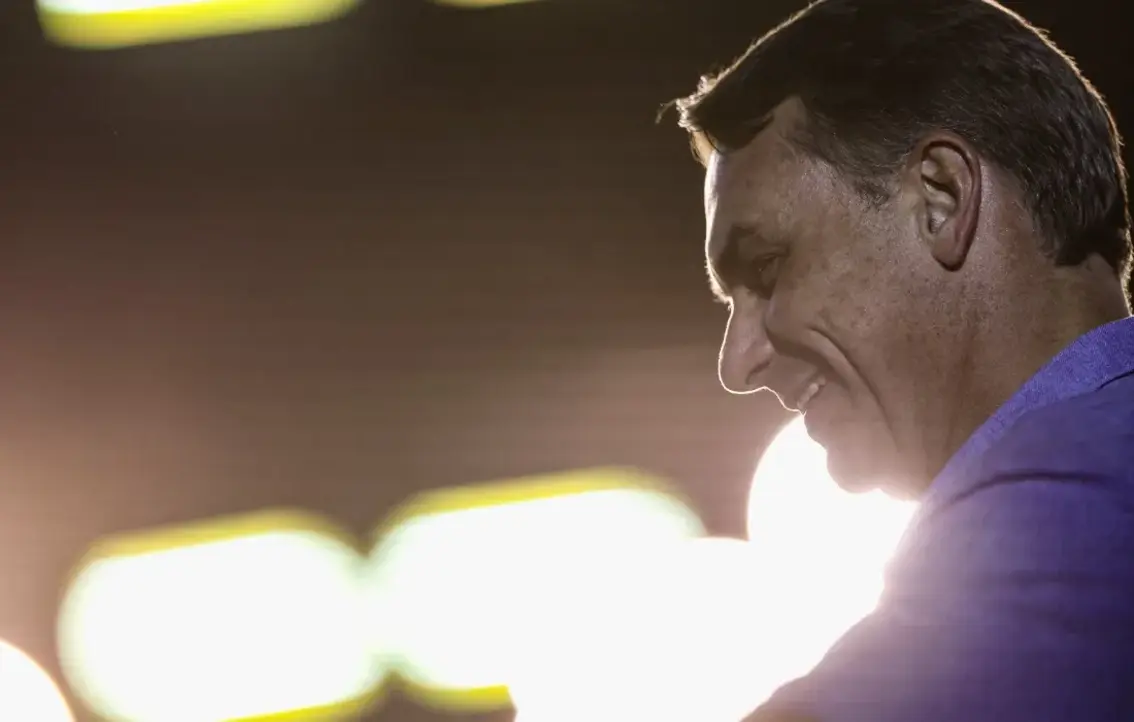 Flávio Bolsonaro Ironiza Viagem de Jatinho e Ataca Moraes 6 Flávio Bolsonaro rebate acusações sobre uso de jatinho ligado a Vorcaro e sugere que Alexandre de Moraes também teria utilizado a aeronave. Confira!