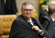 Ministro Flávio Dino anula decisão de André Mendonça e determina a restauração de publicação sobre Nossa Senhora Aparecida. Entenda o caso no STF.
