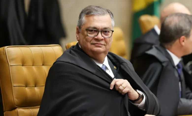 Ministro Flávio Dino anula decisão de André Mendonça e determina a restauração de publicação sobre Nossa Senhora Aparecida. Entenda o caso no STF.