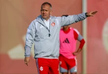 Internacional oficializa a contratação do técnico Eduardo Baptista até o fim da temporada para reagir nas competições. Confira os detalhes.