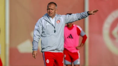 Internacional oficializa a contratação do técnico Eduardo Baptista até o fim da temporada para reagir nas competições. Confira os detalhes.