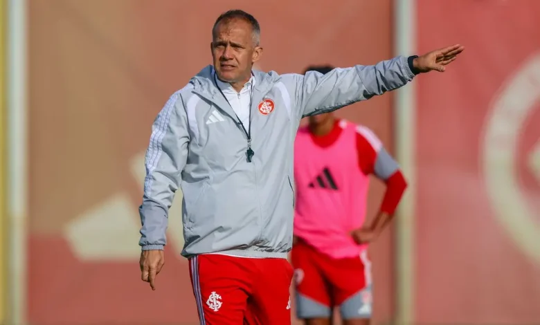 Internacional oficializa a contratação do técnico Eduardo Baptista até o fim da temporada para reagir nas competições. Confira os detalhes.