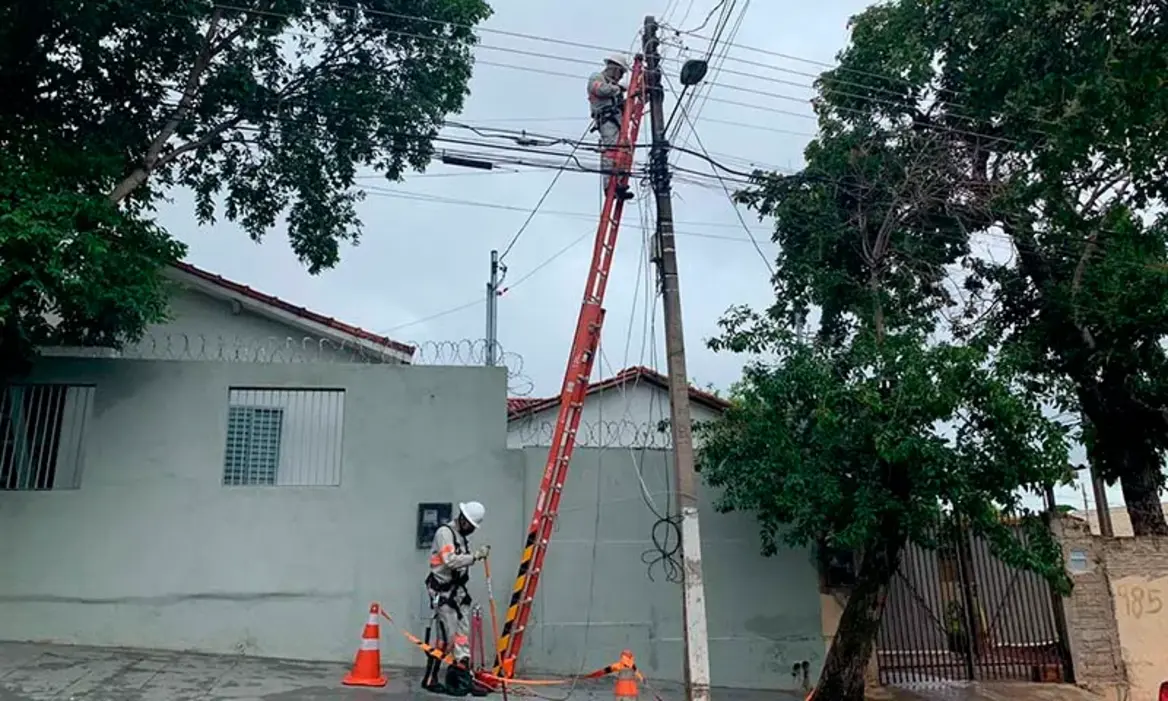 Energisa antecipa plano emergencial e reforça equipes operacionais para tempestades no fim de semana na região. Veja orientações e canais de contato.