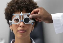 Entenda a importância de realizar o exame de vista anualmente após completar 40 anos para prevenir doenças oculares e garantir a saúde da sua visão.