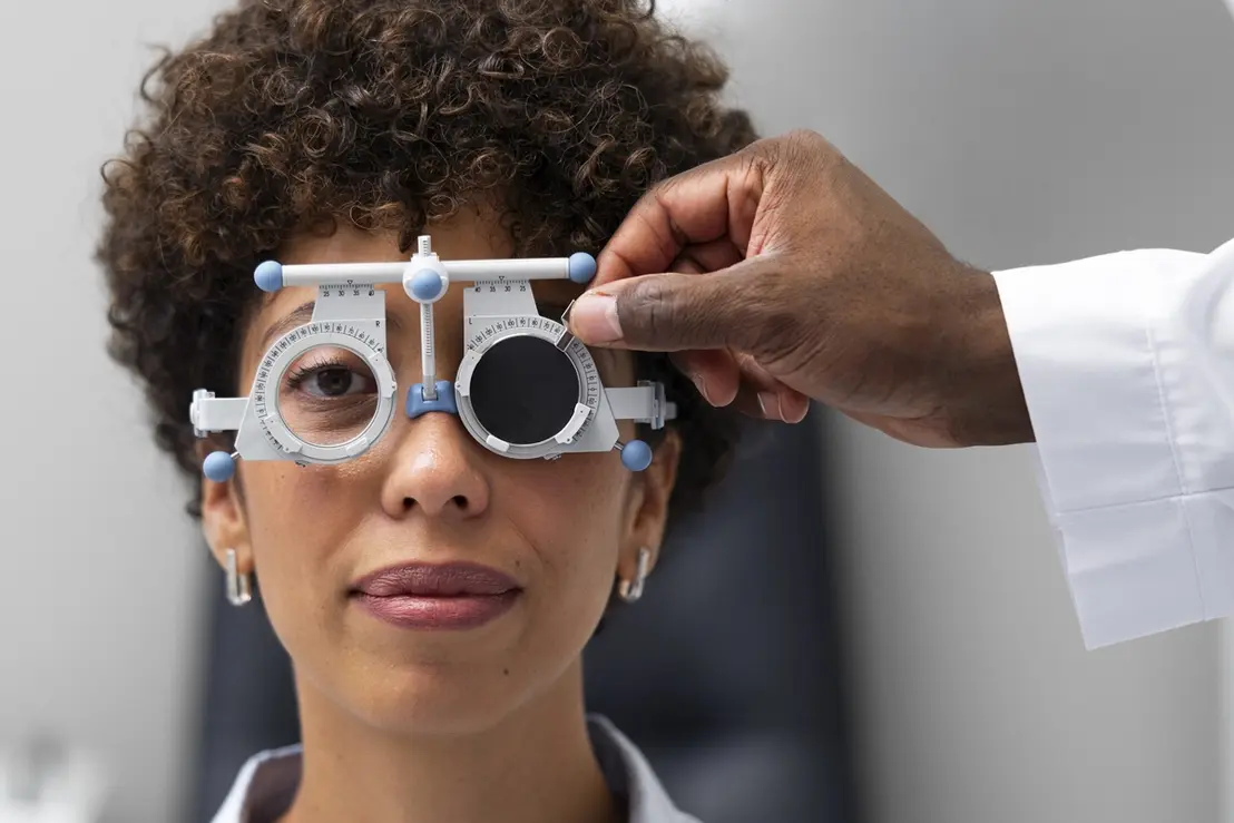 Saúde Ocular: Por que o exame de vista deve ser anual após os 40 6 Entenda a importância de realizar o exame de vista anualmente após completar 40 anos para prevenir doenças oculares e garantir a saúde da sua visão.