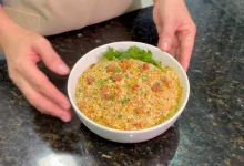 Aprenda a fazer a farofa crocante com bacon perfeita. O acompanhamento ideal para churrascos e almoços com dicas exclusivas da Folha de Paraguaçu.