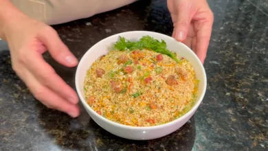 Aprenda a fazer a farofa crocante com bacon perfeita. O acompanhamento ideal para churrascos e almoços com dicas exclusivas da Folha de Paraguaçu.