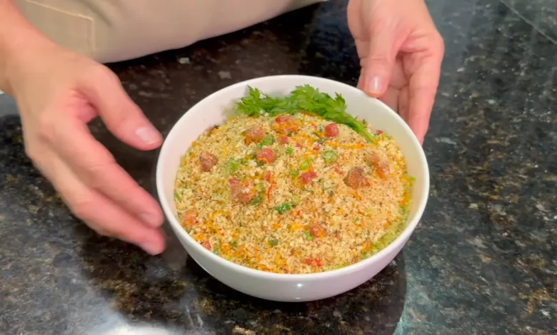 Aprenda a fazer a farofa crocante com bacon perfeita. O acompanhamento ideal para churrascos e almoços com dicas exclusivas da Folha de Paraguaçu.