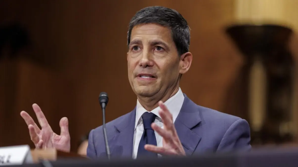 O Federal Reserve decidiu elevar a taxa de juros americana pela primeira vez desde 2023. Confira os desdobramentos dessa decisão para o cenário econômico.