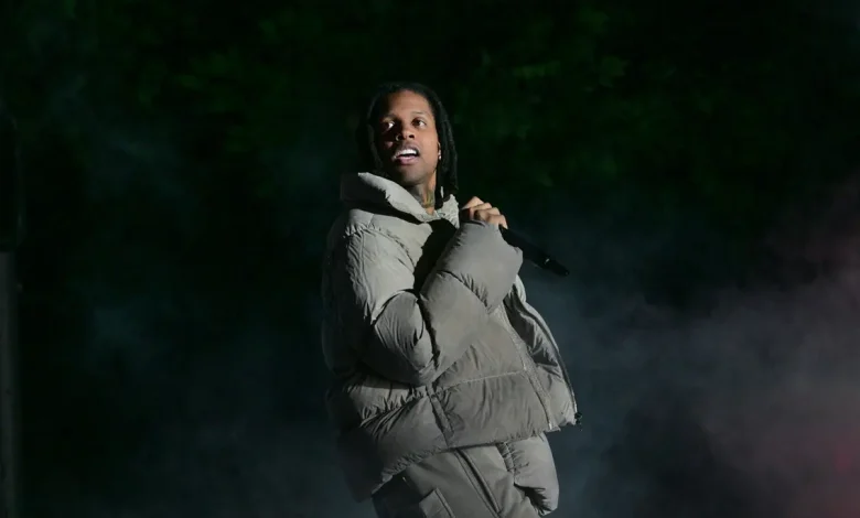 O rapper Lil Durk foi oficialmente absolvido das graves acusações de envolvimento em um caso de assassinato por encomenda. Saiba os detalhes do desfecho.