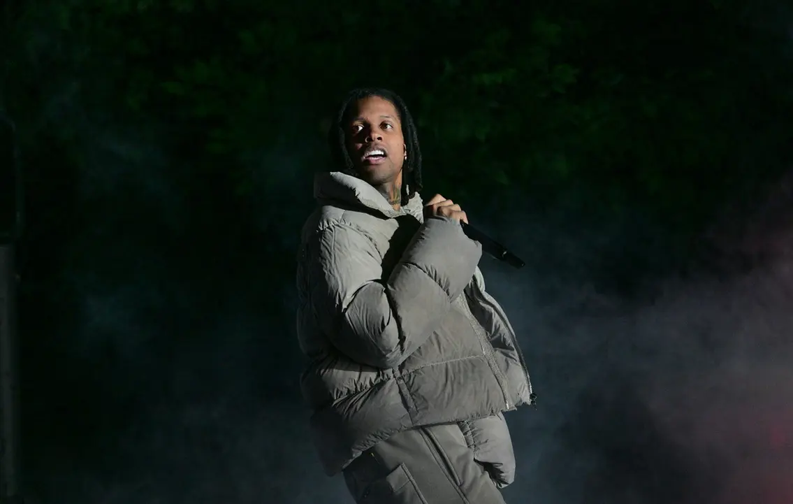 O rapper Lil Durk foi oficialmente absolvido das graves acusações de envolvimento em um caso de assassinato por encomenda. Saiba os detalhes do desfecho.