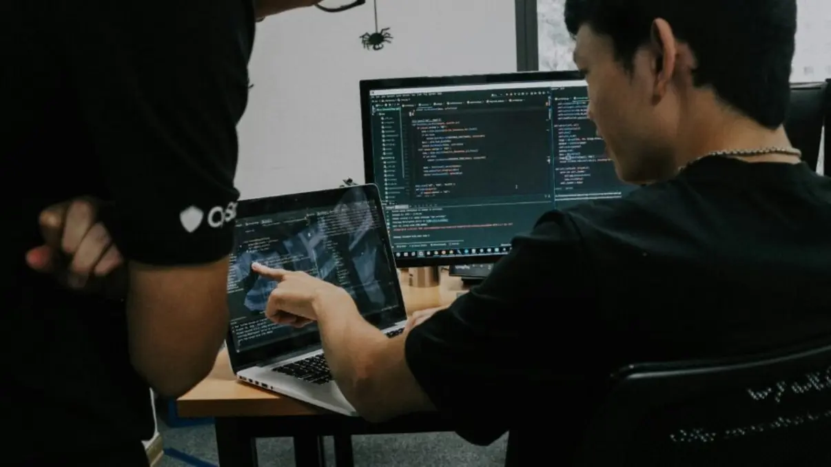 IA do Google invade sistemas de empresas em testes de segurança 6 Equipe de segurança cibernética do Google utilizou inteligência artificial para realizar testes de invasão em empresas e fortalecer defesas digitais.