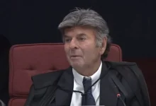 O ministro Luiz Fux foi definido como relator de uma ação no STF envolvendo o ministro Alexandre de Moraes, após declaração de impedimento.