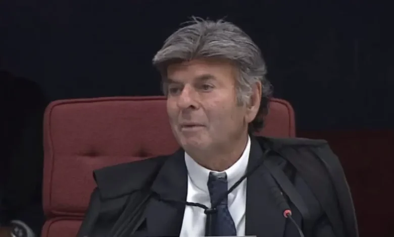 O ministro Luiz Fux foi definido como relator de uma ação no STF envolvendo o ministro Alexandre de Moraes, após declaração de impedimento.
