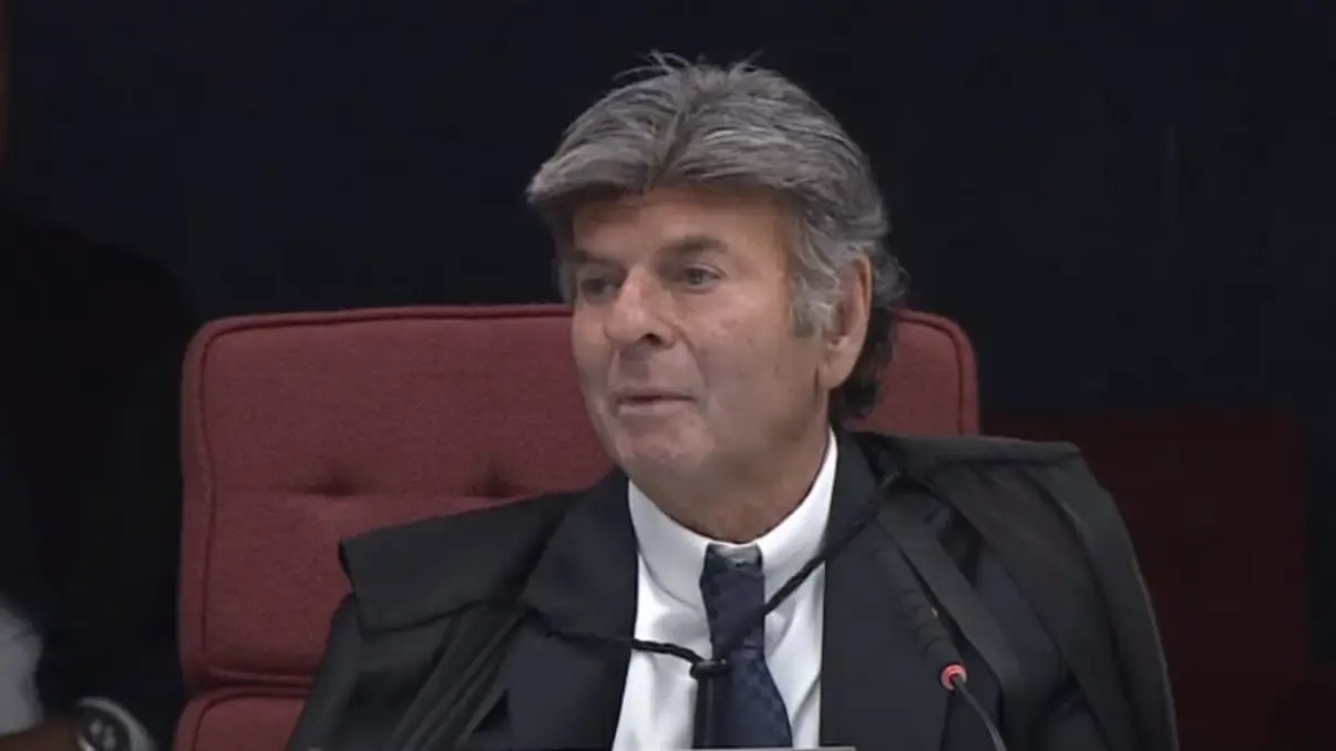 O ministro Luiz Fux foi definido como relator de uma ação no STF envolvendo o ministro Alexandre de Moraes, após declaração de impedimento.