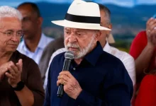 O presidente Lula classificou como 'mequetrefe' o filme sobre a trajetória de Jair Bolsonaro e trocou farpas com o senador Flávio Bolsonaro.
