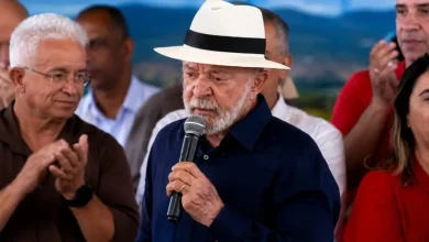 O presidente Lula classificou como 'mequetrefe' o filme sobre a trajetória de Jair Bolsonaro e trocou farpas com o senador Flávio Bolsonaro.