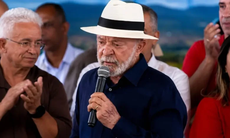 O presidente Lula classificou como 'mequetrefe' o filme sobre a trajetória de Jair Bolsonaro e trocou farpas com o senador Flávio Bolsonaro.