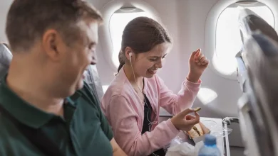 Está planejando viajar? Uma comissária de bordo revela por que as mesas dobráveis dos aviões são focos de bactérias e como se proteger durante o voo.