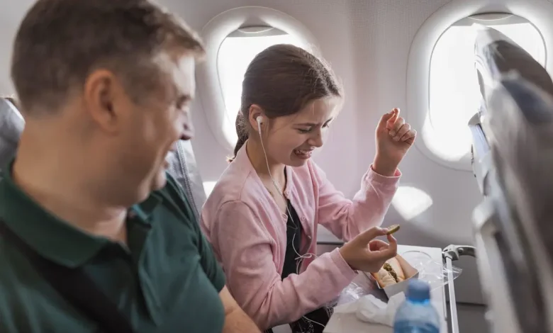 Está planejando viajar? Uma comissária de bordo revela por que as mesas dobráveis dos aviões são focos de bactérias e como se proteger durante o voo.