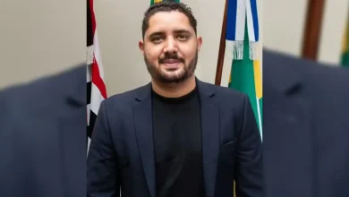 Em sessão histórica de 11 horas, a Câmara de Ourinhos cassou o mandato do prefeito Guilherme Gonçalves. Saiba tudo sobre a votação e os próximos passos.