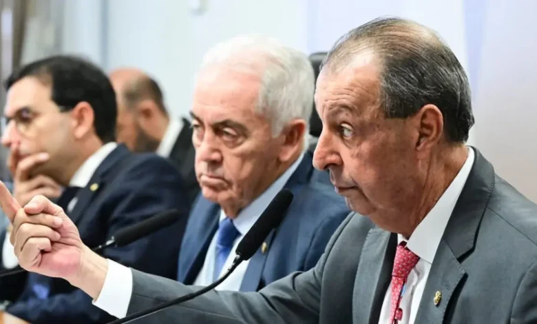 A discussão sobre o fim da escala 6x1 enfrenta impasses no Senado. Sessão foi suspensa após resistência da oposição em avançar com a pauta.