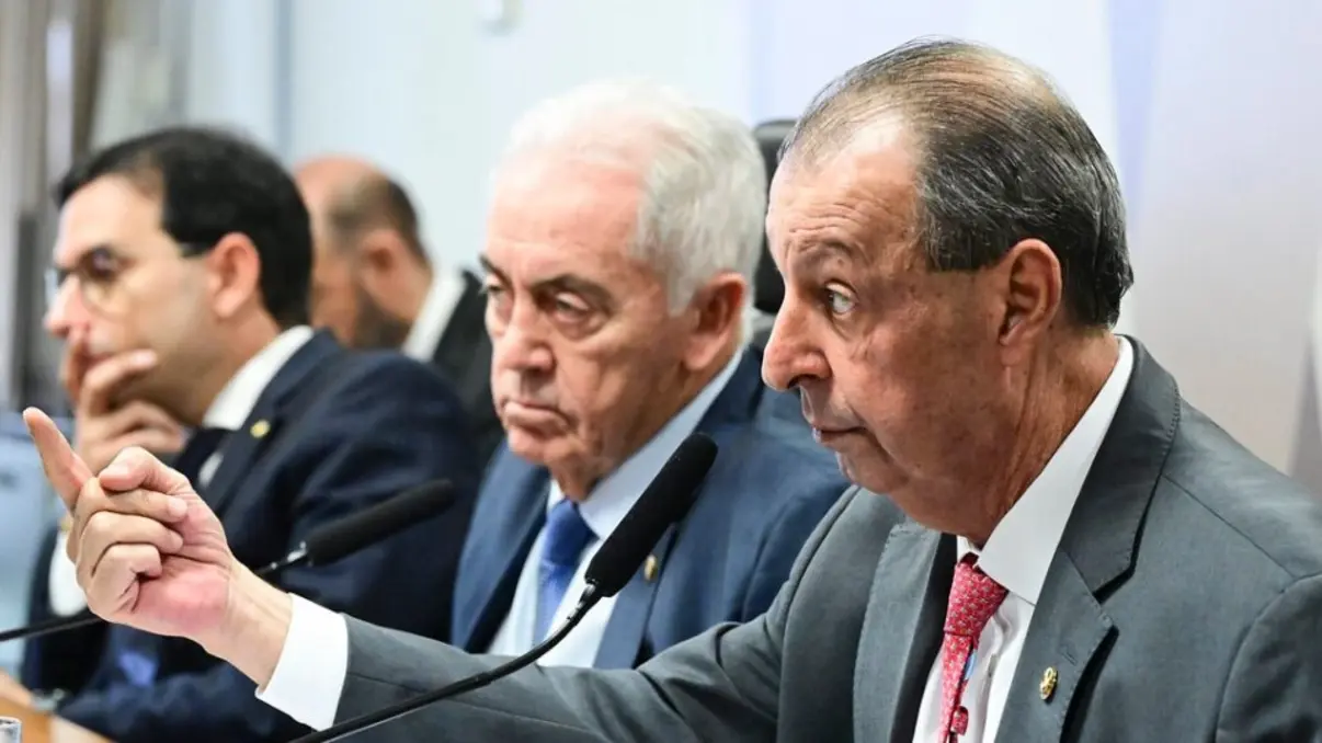 A discussão sobre o fim da escala 6x1 enfrenta impasses no Senado. Sessão foi suspensa após resistência da oposição em avançar com a pauta.