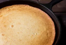 Aprenda a fazer um pão de frigideira sem trigo rápido e delicioso. Uma opção saudável e prática para o seu café da manhã ou lanche da tarde.