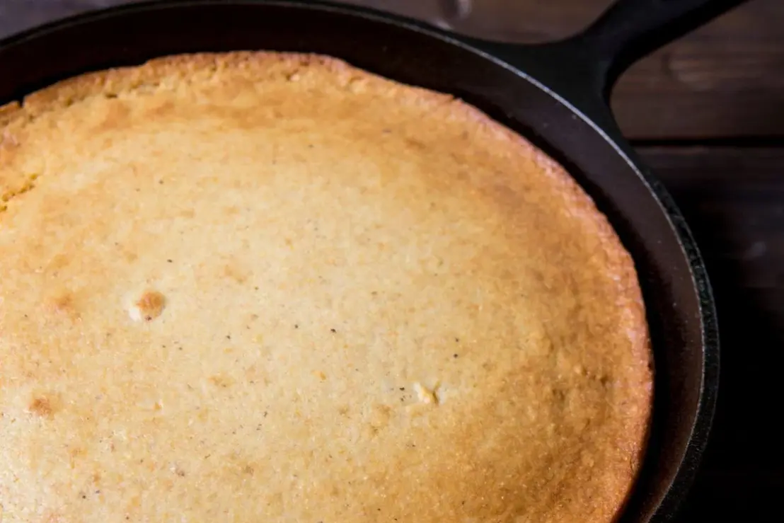 Aprenda a fazer um pão de frigideira sem trigo rápido e delicioso. Uma opção saudável e prática para o seu café da manhã ou lanche da tarde.