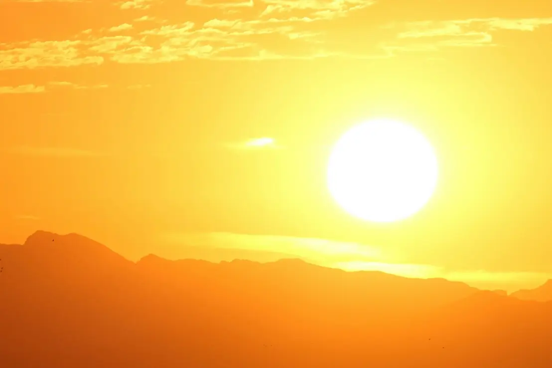 O Centro-Oeste brasileiro lidera os registros de efeitos da seca e calor intenso. Entenda os impactos climáticos e os desafios atuais para a região.