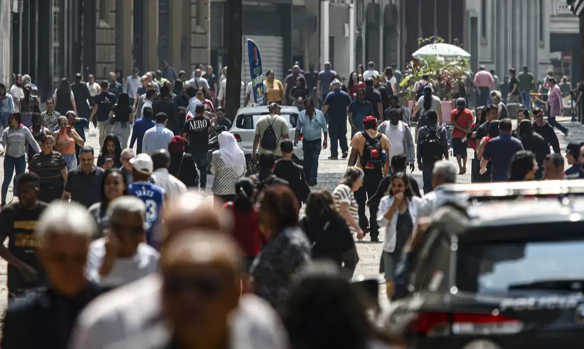 O Brasil enfrenta uma fase de esfriamento econômico com a desaceleração do PIB no segundo trimestre de 2026. Entenda os impactos dessa mudança na economia.