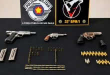 Polícia apreende três armas de fogo e 80 munições durante operação em Palmital. O suspeito foi conduzido à delegacia para responder por posse ilegal.