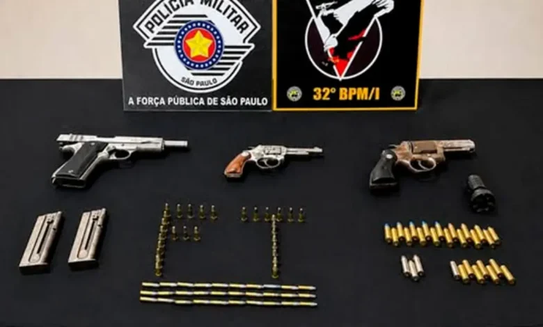 Polícia apreende três armas de fogo e 80 munições durante operação em Palmital. O suspeito foi conduzido à delegacia para responder por posse ilegal.