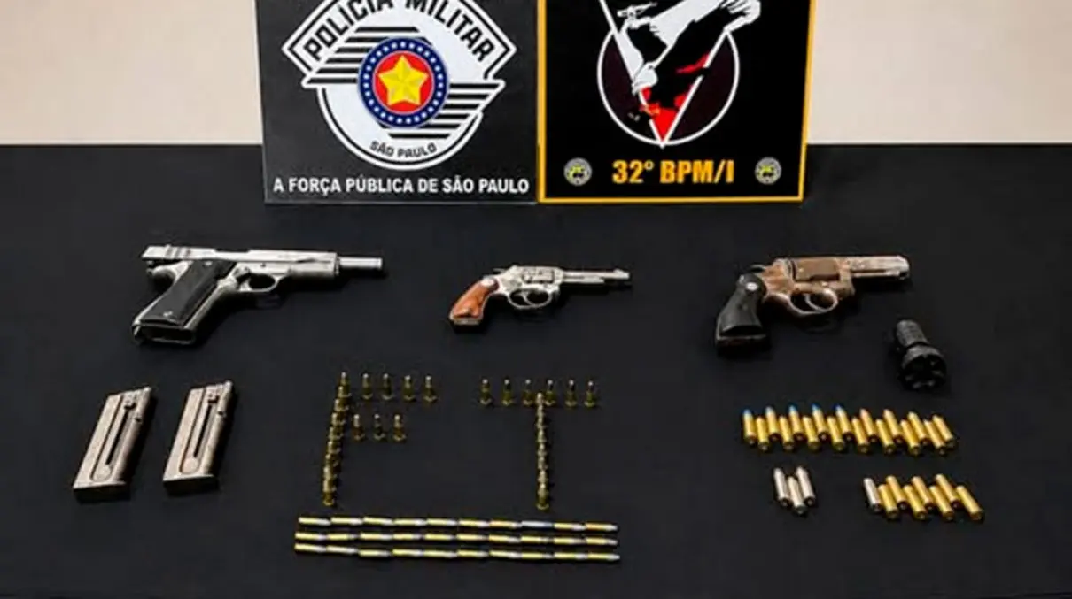 Homem é detido com arsenal ilegal de armas em Palmital 6 Polícia apreende três armas de fogo e 80 munições durante operação em Palmital. O suspeito foi conduzido à delegacia para responder por posse ilegal.