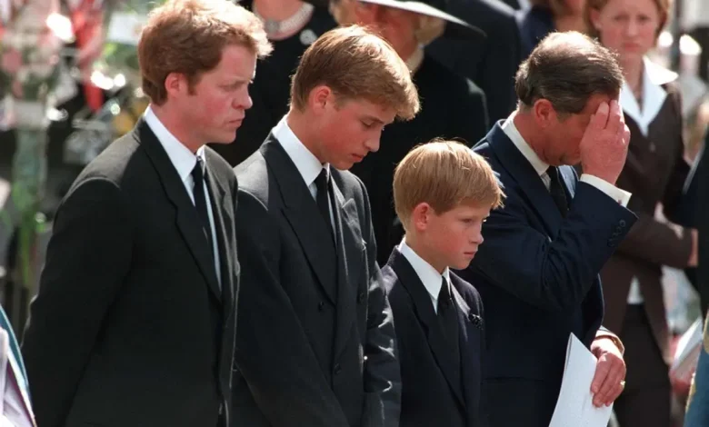 Charles parecia extremamente feliz logo após o falecimento da Princesa Diana, afirma o irmão de Lady Di em revelações inéditas que abalam a realeza.