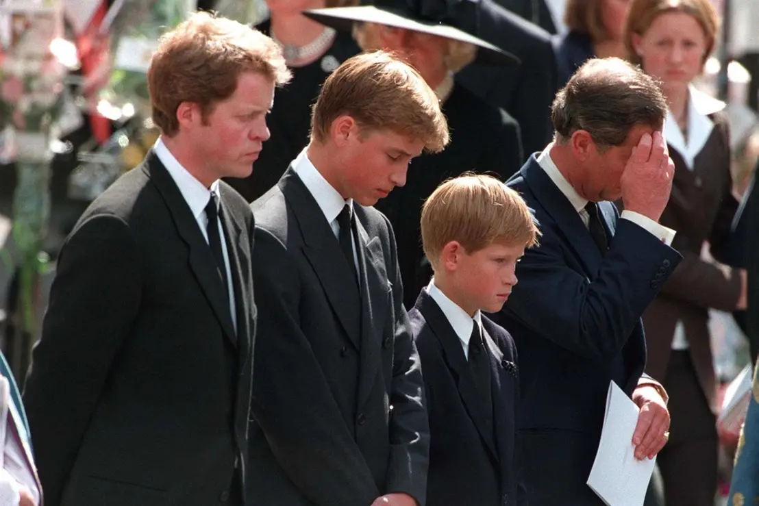 Charles parecia extremamente feliz logo após o falecimento da Princesa Diana, afirma o irmão de Lady Di em revelações inéditas que abalam a realeza.