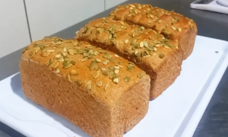 Aprenda a fazer um delicioso pão integral caseiro, nutritivo e fácil de preparar. Confira nossa receita exclusiva para um café da manhã mais saudável.