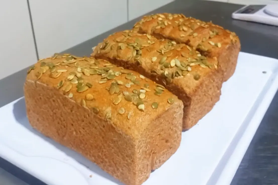 Receita de Pão Integral Caseiro: Passo a Passo Simples 6 Aprenda a fazer um delicioso pão integral caseiro, nutritivo e fácil de preparar. Confira nossa receita exclusiva para um café da manhã mais saudável.