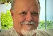 O ator Roney Facchini, conhecido por seu papel no programa Rá-Tim-Bum, faleceu aos 73 anos. Relembre sua trajetória marcante na TV brasileira.