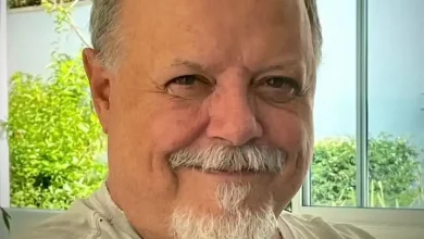 O ator Roney Facchini, conhecido por seu papel no programa Rá-Tim-Bum, faleceu aos 73 anos. Relembre sua trajetória marcante na TV brasileira.