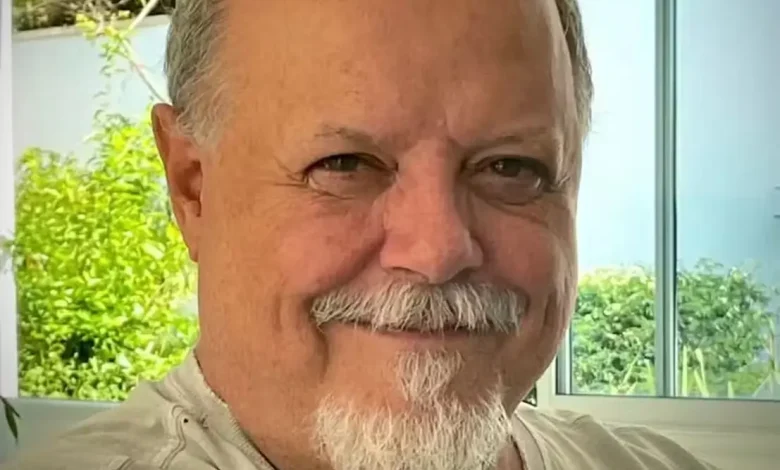 O ator Roney Facchini, conhecido por seu papel no programa Rá-Tim-Bum, faleceu aos 73 anos. Relembre sua trajetória marcante na TV brasileira.