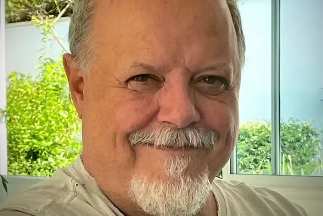 O ator Roney Facchini, conhecido por seu papel no programa Rá-Tim-Bum, faleceu aos 73 anos. Relembre sua trajetória marcante na TV brasileira.