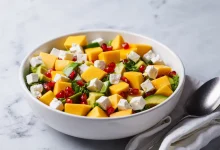Descubra como preparar uma salada de manga deliciosa, prática e refrescante. O acompanhamento perfeito para seus almoços de verão. Confira o passo a passo!